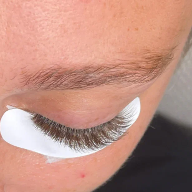 UV Wimpern kleben mit Augen-Pads